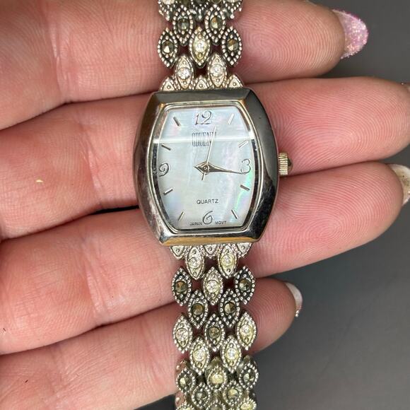 Vintage Women's GRUEN II Watch Silver Mother of Pearl New Battery - Picture 2 of 5